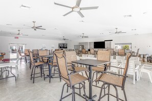 Dining - New studio with oceanfront pool, picnic areas, & great views (Marathon)