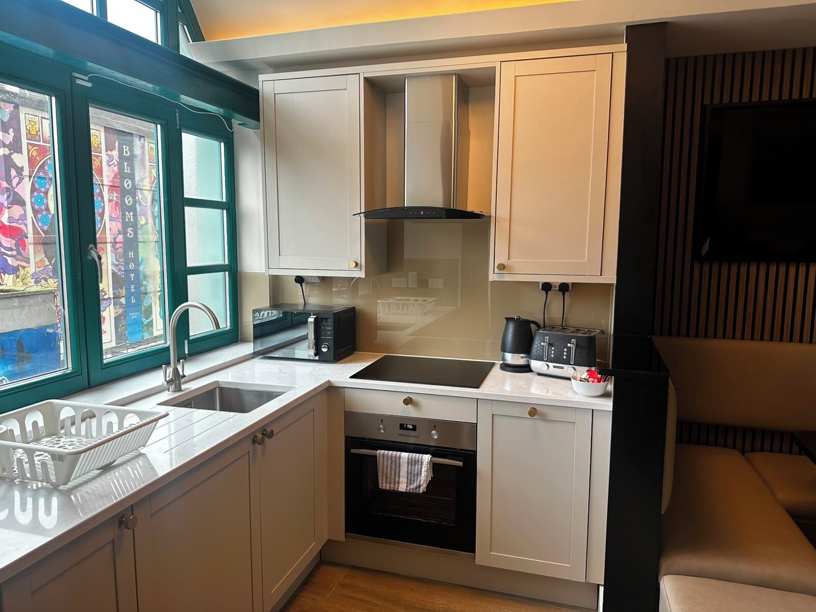 Deluxe Apartment, 4 Bedrooms, City View | Private kitchen | Mini-fridge, microwave, oven, stovetop
