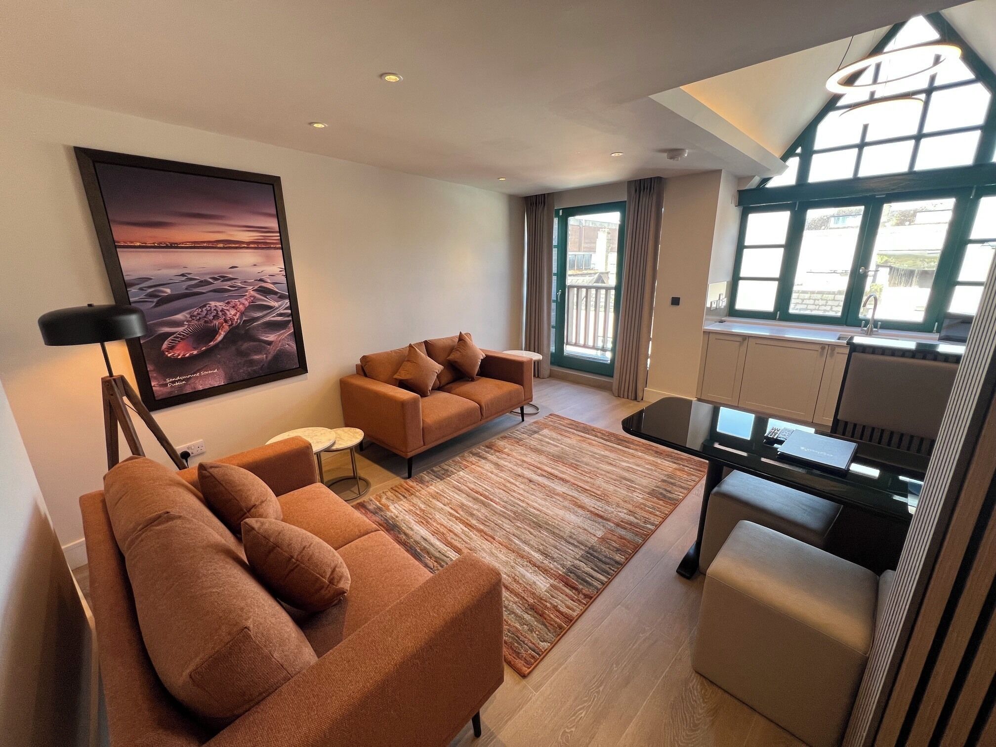 Leilighet – deluxe, 4 soverom, byutsikt | Oppholdsområde | En 40-tommers smart-TV med kabel-kanaler