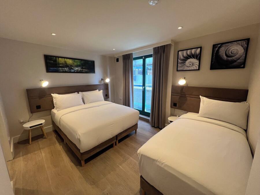 Tabla de planchar con plancha, wifi gratis y ropa de cama