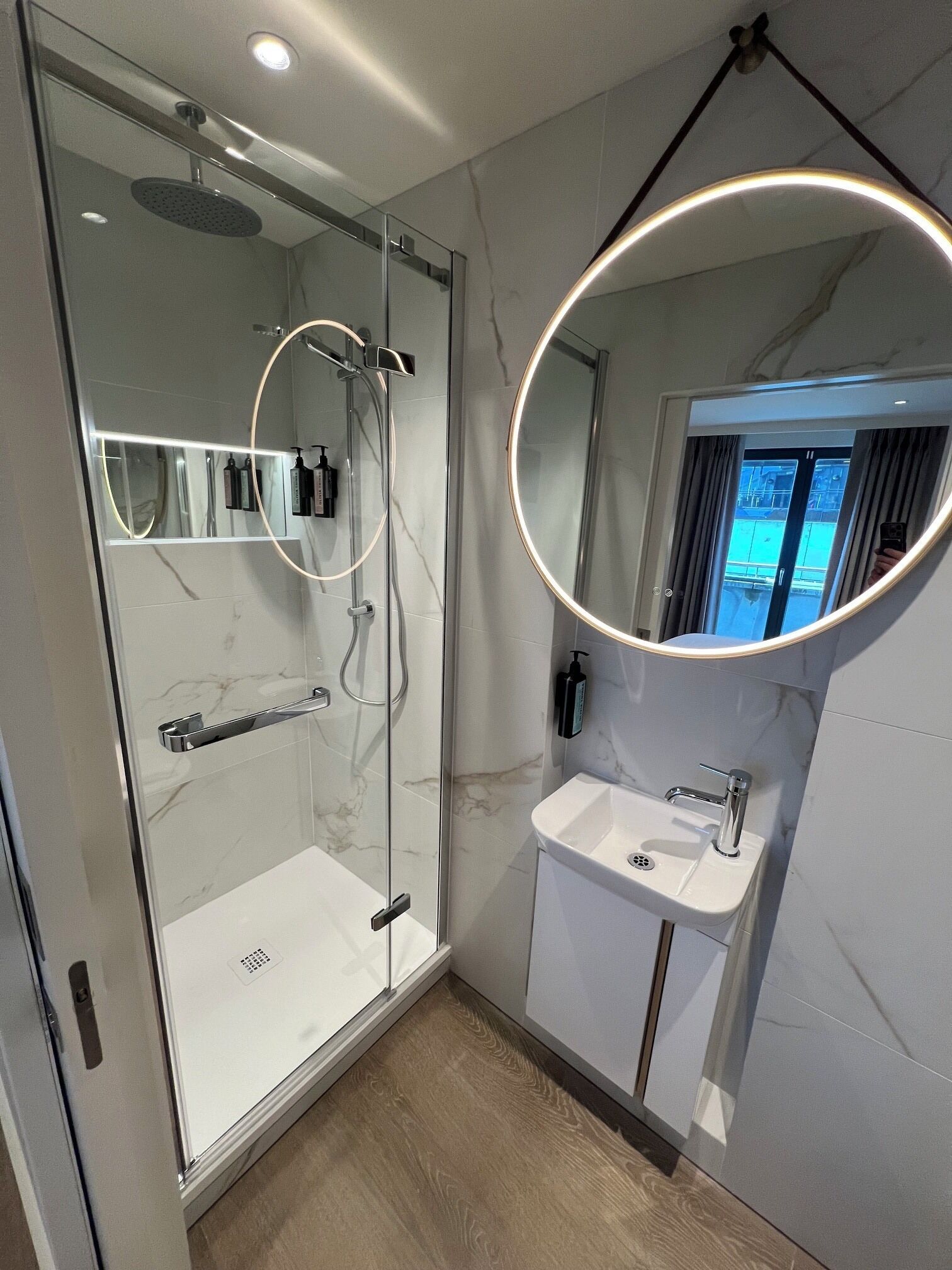 Apartamento luxo, 4 quartos, vista para a cidade | Banheiro | Produtos de toalete grátis, secador de cabelo, toalhas de banho 