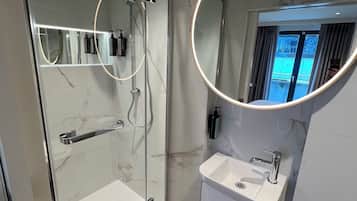 Deluxe Apartment, 4 Bedrooms, City View | Bathroom