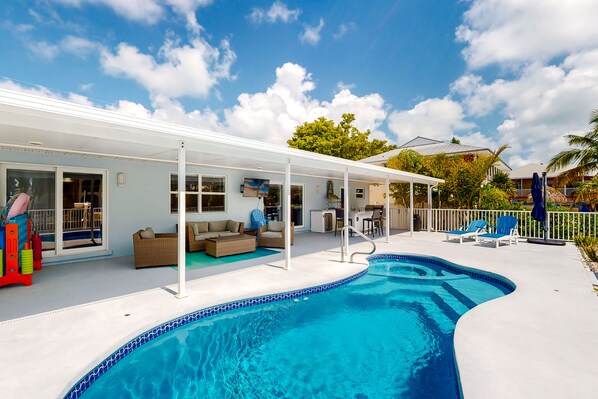 A heated pool - Waterfront home with private heated pool, dock, canal views, grill, AC (Marathon)