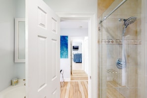 Shower, hair dryer, towels - Waterfront home with private heated pool, dock, canal views, grill, AC (Marathon)