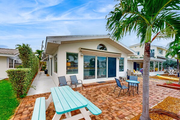 Outdoor dining - Waterfront Home with 35-Foot Dock and Access to Private Beach and Shared Pool (Key Colony Beach)