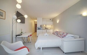 Tabla de planchar con plancha, internet y ropa de cama 