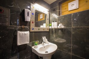 Biệt thự Deluxe, quang cảnh sân vườn | Phòng tắm