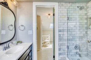 Shower, hair dryer, towels - Fabulous Home with Private Saltwater Pool, Central AC, & High-Speed WiFi (Key West)