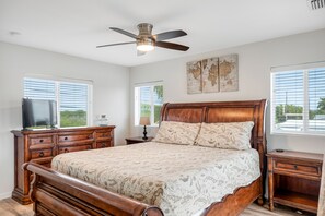 Free WiFi, bed sheets - Waterfront home with boat dock, 2 kayaks, 2 bikes, AC & W/D - dog-friendly (Big Pine Key)
