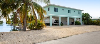 Waterfront home with boat dock, 2 kayaks, 2 bikes, AC & W/D - dog-friendly
