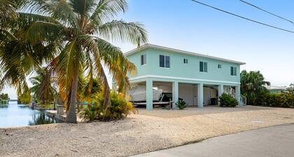 Waterfront home with boat dock, 2 kayaks, 2 bikes, AC & W/D - dog-friendly