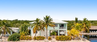 Waterfront home with boat dock, 2 kayaks, 2 bikes, AC & W/D - dog-friendly