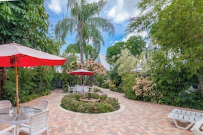 Outdoor dining - Cozy, Dog-Friendly Townhome with Shared Pool & Courtyard - Walkable Locale (Key West)