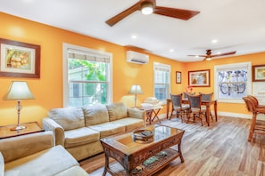 TV - Cozy, Dog-Friendly Townhome with Shared Pool & Courtyard - Walkable Locale (Key West)