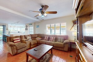 TV, DVD player, books, stereo - Waterfront Home with 35-Foot Dock, Bay Views, WiFi, and Shared Pool and Beach (Key Colony Beach)