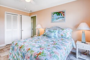 2 bedrooms, desk, iron/ironing board, free WiFi - Dog-Friendly Gulf-Front Home w/ Private Pool/Dock, Fast WiFi, and Washer/Dryer (Marathon)