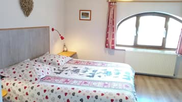 5 Schlafzimmer, Schreibtisch, BĂŒgeleisen/BĂŒgelbrett, Reisekinderbett