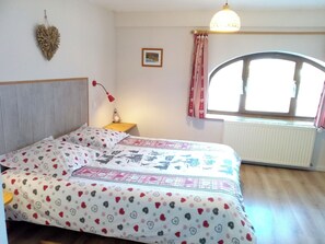5 bedrooms, desk, iron/ironing board, travel cot