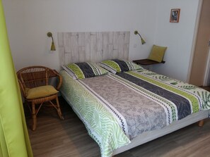 5 bedrooms, desk, iron/ironing board, travel cot