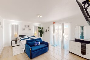 Desk, free WiFi, bed sheets - Gorgeous house with private pool, dock, & pool table (Marathon)