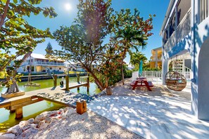 Outdoor dining - Gorgeous house with private pool, dock, & pool table (Marathon)