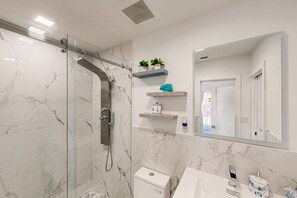 Douche, sèche-cheveux, serviettes fournies