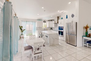 Fridge, microwave, oven, stovetop - Gorgeous house with private pool, dock, & pool table (Marathon)