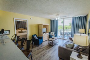 TV - Resort condo with pool & hot tub, private parking (Key West)