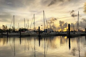 Marina - Elegant Condo with Entertainment & Private Parking - Great Central Location (Key West)