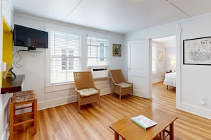 1 bedroom, iron/ironing board, travel cot, Internet - Elegant Condo with Entertainment & Private Parking - Great Central Location (Key West)
