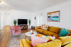 TV - Bohemian island home full of color and modern amenities - in a great location (Key West)