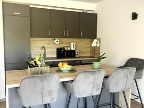 Apartment | Private kitchen - Apartment Mariner 1 With Heated Pool (Nin)
