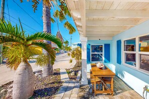 Outdoor dining - Canal-front home remodeled for HGTV with private swimming pool (Marathon)