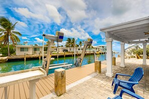 A heated pool - Canal-front home remodeled for HGTV with private swimming pool (Marathon)
