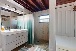 Shower, hair dryer, towels - Canal-front home remodeled for HGTV with private swimming pool (Marathon)