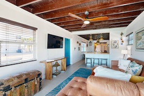 TV, books - Canal-front home remodeled for HGTV with private swimming pool (Marathon)