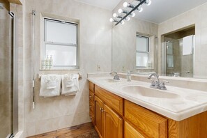 Douche, serviettes fournies