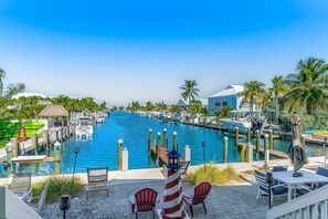 Outdoor dining - Enchanting dog-friendly waterfront retreat with pool, hot tub, & amazing views (Key Colony Beach)