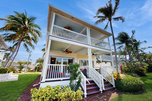 Charming townhome with ocean views, an open porch & steps from the water
