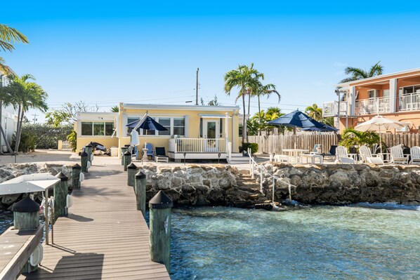 Terrace/patio - Waterfront beauty with a dock, small private beach, washer/dryer, & gas grill (Key Colony Beach)