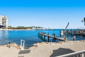 On the beach - Waterfront beauty with a dock, small private beach, washer/dryer, & gas grill (Key Colony Beach)