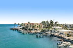 Marina - Waterfront beauty with a dock, small private beach, washer/dryer, & gas grill (Key Colony Beach)