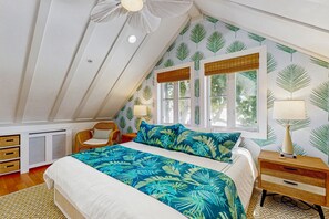 Desk, iron/ironing board, free WiFi, bed sheets - Charming island retreat with balcony, king bed, desk space & dog-friendly vibe (Key West)