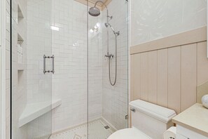 Een douche, een haardroger, handdoeken