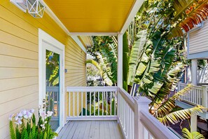 Terrace/patio - Charming island retreat with balcony, king bed, desk space & dog-friendly vibe (Key West)