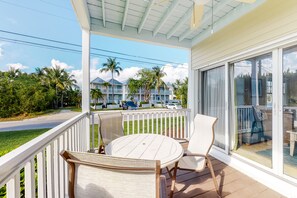 Outdoor dining - Immaculate oceanfront townhouse with ocean view & private beach access (Duck Key)