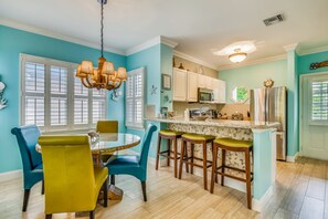 Dining - Tropical oasis near all the action with central AC & balcony (Duck Key)
