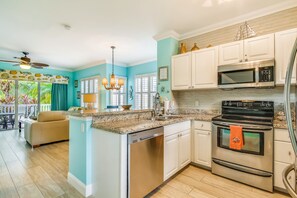 Fridge, microwave, oven, stovetop - Tropical oasis near all the action with central AC & balcony (Duck Key)