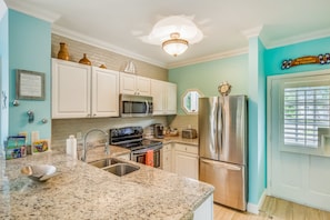 Fridge, microwave, oven, stovetop - Tropical oasis near all the action with central AC & balcony (Duck Key)