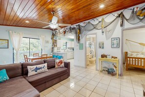 TV, DVD player, video library - Dog friendly Florida Keys Home with Grill, Patio & Fully Equipped Kitchen (Key Largo)